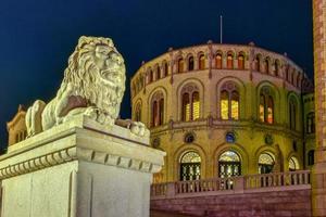 el edificio storting por la noche. es la sede del storting, el parlamento de noruega, ubicado en el centro de oslo. foto