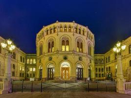 el edificio storting por la noche. es la sede del storting, el parlamento de noruega, ubicado en el centro de oslo. foto