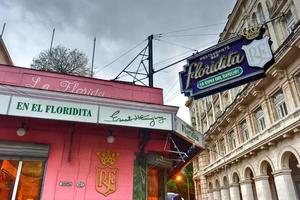 la habana, cuba - 7 de enero de 2017 - el floridita es un restaurante histórico y un bar de cócteles frente al museo nacional de bellas artes, famoso por sus daiquiris y el lugar favorito de ernest hemingway. foto