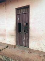 trinidad, cuba - 12 de enero de 2017 - anciano, mirando a través de una puerta en la vieja trinidad, cuba, un sitio del patrimonio mundial de la unesco. foto