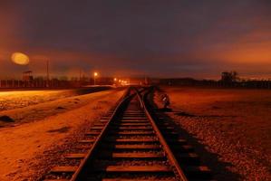 vías de tren en el campo de concentración de birkenau por la noche, 2022 foto