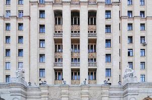 edificio de apartamentos de la era estalinista en moscú, rusia, 2022 foto