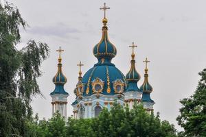 la iglesia barroca principal de san andrés ubicada en kiev, la capital de ucrania. foto