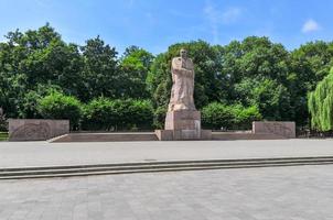 monumento al escritor ucraniano ivan franko en lvov, ucrania, 2022 foto