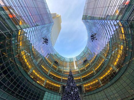 ciudad de nueva york - 25 de diciembre de 2019 - decoraciones navideñas en el edificio bloomberg en midtown manhattan, ciudad de nueva york. foto