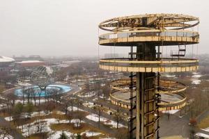 queens, nueva york - 10 de marzo de 2019 - el pabellón del estado de nueva york, un remanente de la feria mundial de 1964 ubicada en el parque flushing meadows-corona foto