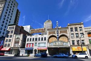 newark, nj - 21 de septiembre de 2019 - marquesina histórica del teatro supremo en market street en newark, nueva jersey. foto