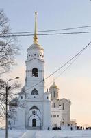 catedral de la asunción en vladimir, rusia en el invierno. foto