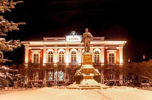 monumento a lenin en vladimir, rusia adyacente al banco, 2022 foto