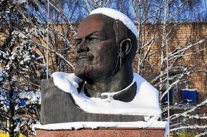 busto cubierto de nieve de lenin en khimki, rusia, 2022 foto