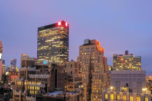 ciudad de nueva york - 9 de mayo de 2019 - vista panorámica del centro de manhattan y el hotel new yorker en la ciudad de nueva york durante el atardecer. foto