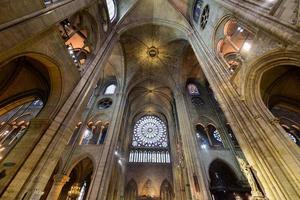 el interior de notre dame de paris, francia, 2022 foto