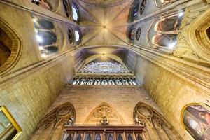 el interior de notre dame de paris, francia, 2022 foto