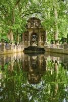 la fuente de los medici, fuente monumental en el jardín de luxemburgo en el distrito 6 de parís, francia. foto