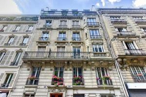 exteriores de edificios a lo largo de las calles en el corazón de parís, francia. foto