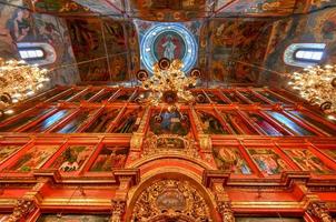 moscú, rusia - 27 de junio de 2018 - catedral de la dormición en la plaza de la catedral en moscú, rusia. foto