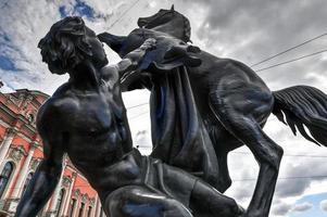 escultura del domador de caballos del siglo XIX en el puente anichkov en st. atracción de petersburgo, rusia. foto