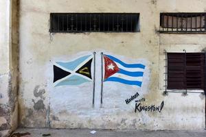 arte de la amistad entre jamaica y cuba en el barrio de la habana vieja de la habana, cuba. foto