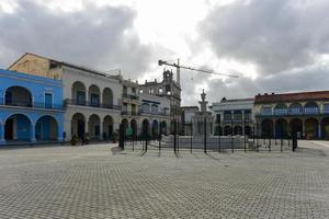 edificios y fuente que rodean la plaza vieja en la habana vieja, cuba. foto