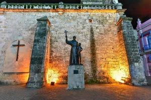 la plaza de san francisco de asis en la habana vieja de noche en cuba. foto