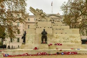 memorial de artillería real - monumento de piedra en la esquina de hyde park en londres, dedicado a las bajas en el regimiento real de artillería en la primera guerra mundial, 2022 foto