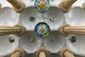 sala hipóstila en el parque güell de barcelona, españa. es un sistema de parque publico compuesto por jardines y elementos arquitectonicos ubicado en carmel hill, en barcelona, cataluña. foto