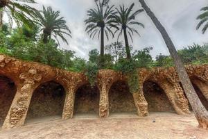 El parque güell de barcelona, españa es un sistema de parques públicos compuesto por jardines y elementos arquitectónicos situado en la colina del carmel, en barcelona, cataluña. foto