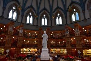 reina victoria en la sala de lectura principal de la biblioteca del parlamento en la colina del parlamento en ottawa, ontario, 2022 foto