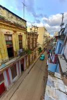 edificio antiguo en proceso de derrumbe en el barrio de la habana vieja de la habana, cuba. foto