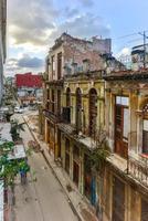 edificio antiguo en proceso de derrumbe en el barrio de la habana vieja de la habana, cuba. foto