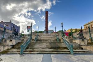 plaza de los cinco siglos honra el 500 aniversario del primer viaje de colón a las américas. está dominado por un tótem de granito y arcilla - el tótem telurico. foto