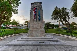 el cenotafio de las bermudas ubicado fuera del edificio del gabinete de las bermudas, en hamilton. el cenotafio es un memorial para aquellos que murieron por bermuda durante la primera guerra mundial y la segunda guerra mundial. foto