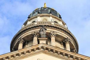 gendarmenmarkt en berlín, alemania. vista de la catedral alemana foto