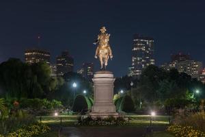 estatua ecuestre de george washington en la noche en el jardín público en boston, massachusetts. foto