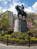 estatua ecuestre del general george washington a lo largo del lado sur de union square en la ciudad de nueva york. foto