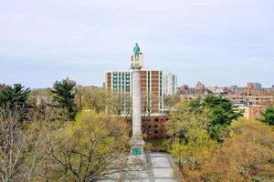 monumento a henry hudson dedicado el 6 de enero de 1938 en henry hudson park en el barrio spuyten devil de bronx, nueva york. foto