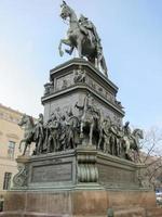 la estatua ecuestre de frederick the great es una escultura al aire libre en bronce fundido en el extremo este de unter den linden en berlín, en honor al rey frederick ii de prusia. foto