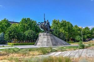 monumento al comandante andranik ozanyan en yerevan, armenia, 2022 foto