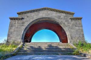 el arco de charents fue erigido en 1957 y recibió su nombre en honor al poeta armenio eghishe charents. foto