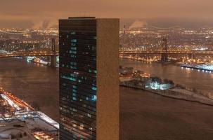 vista panorámica del centro de manhattan, las naciones unidas y la isla roosevelt por la noche durante el invierno de 2022 foto