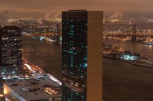 vista panorámica del centro de manhattan, las naciones unidas y la isla roosevelt por la noche durante el invierno de 2022 foto