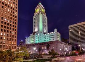edificio del ayuntamiento de los ángeles en la noche en california, estados unidos, 2022 foto