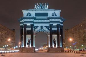 arco triunfal de moscú para conmemorar la victoria de rusia sobre napoleón en la noche. foto