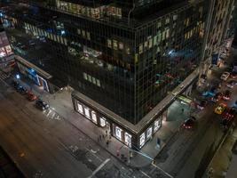 vista aérea de las oficinas del centro de manhattan, ciudad de nueva york por la noche. foto