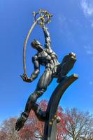 nueva york - 21 de abril de 2018 - escultura de bronce masiva del lanzador de cohetes diseñada por donald de lue para la feria mundial de nueva york de 1964-65 y actualmente en el parque corona de prados de lavado, queens, nueva york. foto