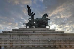 altar de la patria también conocido como el monumento nacional a victor emmanuel ii en roma, italia. foto