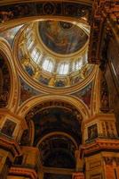 interior de la catedral de san isaac, hito icónico en st. petersburgo, rusia, 2022 foto