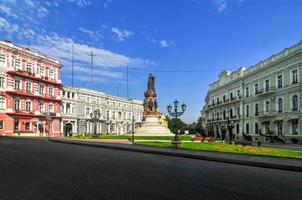 monumento de catalina ii la grande y a los fundadores de odessa en odessa, ucrania. fue construido en 1900. en 1920 fue desmontado por los comunistas y restaurado nuevamente en 2007. foto