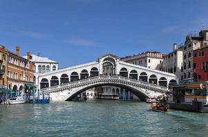 el puente de rialto a lo largo del gran canal en venecia, italia foto