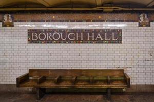 ciudad de nueva york - 20 de abril de 2018 - estación de metro borough hall en el metro de nyc en brooklyn, nueva york foto